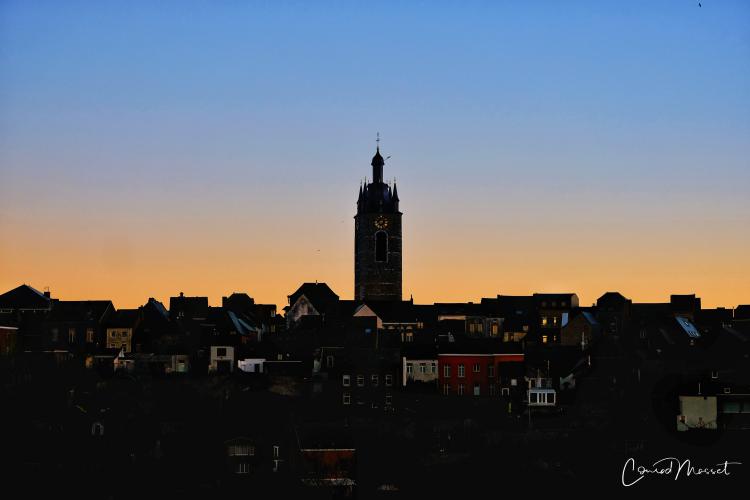 Sunrise over the city (Thuin) 